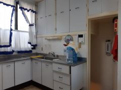 {"esp":"Cocina con alacena","ing":""}