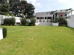 {"esp":"jard\u00edn, alberca, palapa","ing":""}