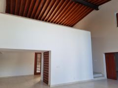 {"esp":"Acceso principal con techo doble altura","ing":""}