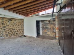 {"esp":"garaje Cubierto con bodega","ing":""}