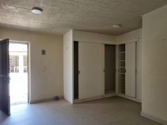 {"esp":"Cuarto con lockers  y ba\u00f1o para servicio de la alberca","ing":""}