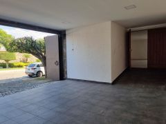 {"esp":"garaje Cubierto con bodega","ing":""}