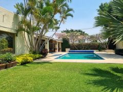 {"esp":"Vista del jard\u00edn","ing":""}