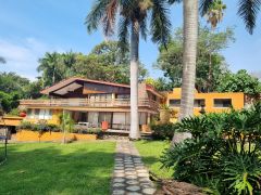 {"esp":"Fachada Principal","ing":""}