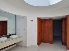 {"esp":"doble WC y Sauna","ing":""}