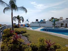 {"esp":"Jardin Acuatico a unos pasos","ing":""}