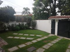 {"esp":"Jard\u00edn y estacionamiento al frente","ing":""}