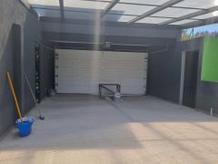 {"esp":"Estaconamiento y acceso de servicio y al bungalo independiente.","ing":""}