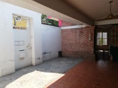 {"esp":"Acceso al local","ing":""}