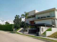 {"esp":"Fachada principal","ing":""}