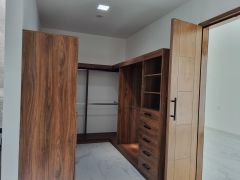 {"esp":"Recamara principal con ba\u00f1o-vestidor.","ing":""}