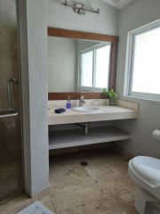 {"esp":"Ba\u00f1o con closet","ing":""}