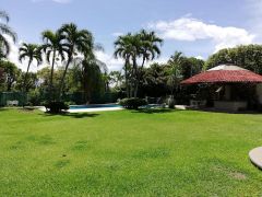 {"esp":"Jard\u00edn, Palapa y Alberca","ing":""}