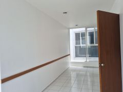 {"esp":"Local 120 Mts con 5 cubiculos y 2.5 Ba\u00f1os, recepci\u00f3n. 1er piso","ing":""}