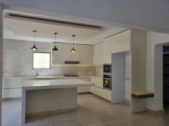 {"esp":"Cocina equipada con amplia alacena","ing":""}