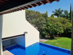 {"esp":"Alberca con ca\u00edda de agua. vista de Recamaras","ing":""}