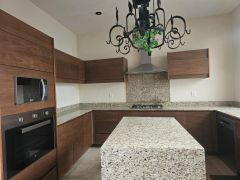 {"esp":"Cocina equipada","ing":""}