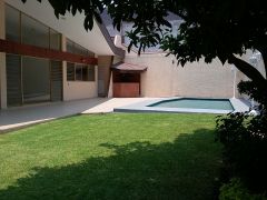 {"esp":"Jard\u00edn alberca terraza","ing":""}