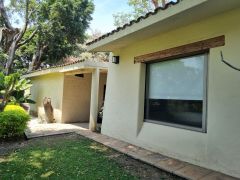 {"esp":"Acceso al jard\u00edn de recamara","ing":""}