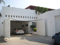 {"esp":"Garaje Cubierto","ing":""}