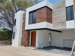 {"esp":"Fachada principal","ing":""}