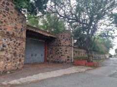 {"esp":"Acceso Principal y calle","ing":""}
