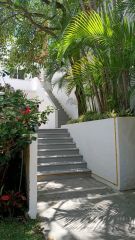 {"esp":"Acceso al jard\u00edn y bungalo","ing":""}