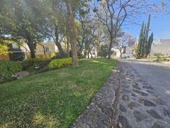 {"esp":"Calle","ing":""}