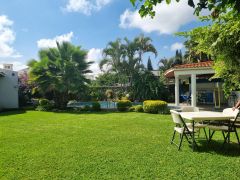 {"esp":"Amplio Jard\u00edn","ing":""}