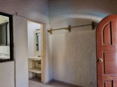 {"esp":"Estudio con ba\u00f1o independiente, o para uso de aberca.","ing":""}