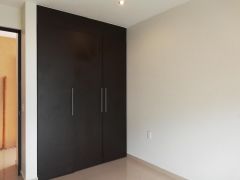 {"esp":"Recamara 2","ing":""}