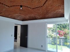 {"esp":"Recamara Principal balcon","ing":""}