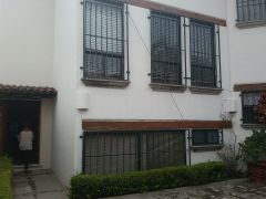 {"esp":"fachada principal","ing":""}