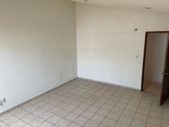 {"esp":"Recamara 3","ing":""}