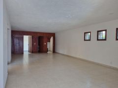 {"esp":"Bar, acceso directo a estacionamiento","ing":""}