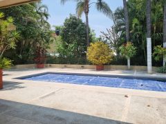 {"esp":"Terraza y Alberca","ing":""}