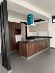 {"esp":"Cocina con barra","ing":""}