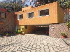 {"esp":"Estacionamiento cubierto","ing":""}