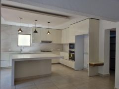 {"esp":"Cocina equipada","ing":""}