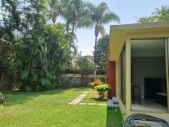 {"esp":"Amplio Jard\u00edn","ing":""}