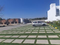 {"esp":"Estacionamiento","ing":""}