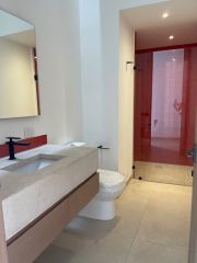 {"esp":"Ba\u00f1o completo en Planta Baja","ing":""}