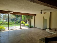 {"esp":"Sala y accesoa recamaras en Planta baja","ing":""}