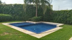 {"esp":"alberca y jard\u00edn","ing":""}