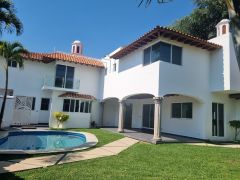 {"esp":"Fachada Principal","ing":""}