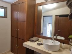 {"esp":"Ba\u00f1o con Sauna","ing":""}