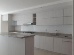 {"esp":"cocina equipada, con Isla","ing":""}