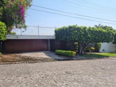 {"esp":"Fachada  sobre Av principal","ing":""}