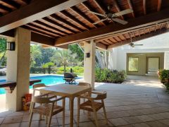 {"esp":"Palapa cubierta con todos los servicios","ing":""}