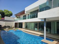 {"esp":"Fachada Principal.","ing":""}